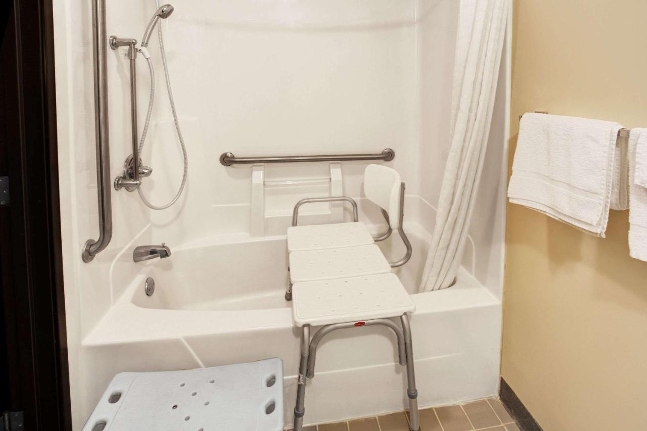 Super 8 By Wyndham Heath/Newark Hotel Luaran gambar